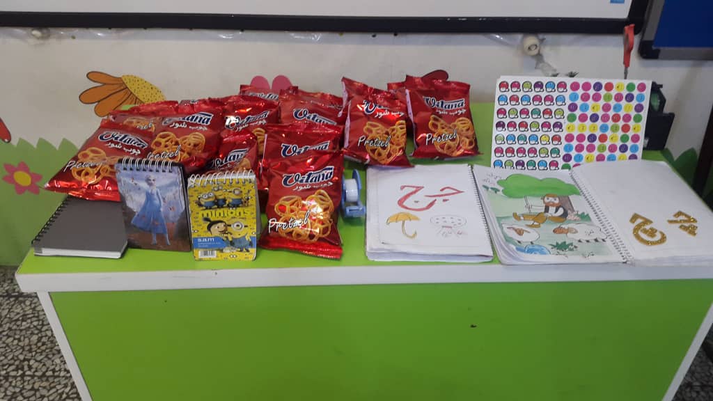 جهت ایجاد انگیزه نشانه ی (چ ) پوشیدن چادر ، آوردن چتر، چای ، چوب شورو برچسب توسط دانش آموزان پایه اول